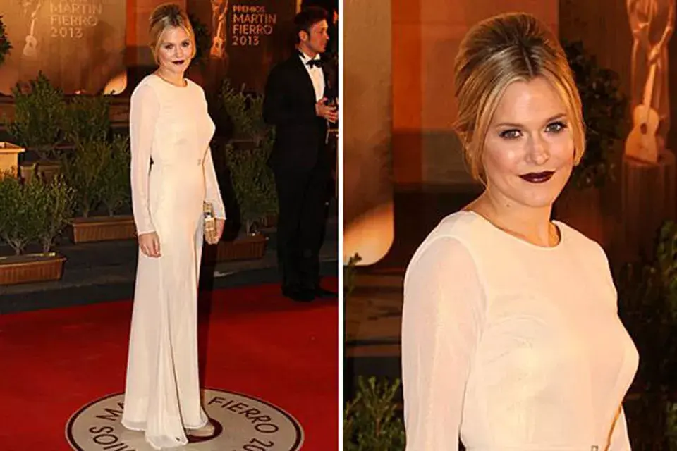 Jenny Williams llevó un vestido de lamé en color blanco, muy simple, by Vevu, y sumó color en su maquillaje: labios y ojos bien dark