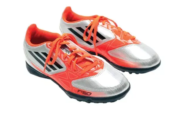 Botines flúo (Adidas, $529)