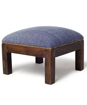 Banqueta de madera, tapizada en azul. Mora Hills, $275.