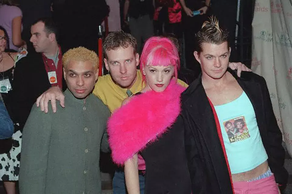 En sus comienzos, cuando lideraba la banda No Doubt. En esta época, la cantante lucía el pelo de color fucsia