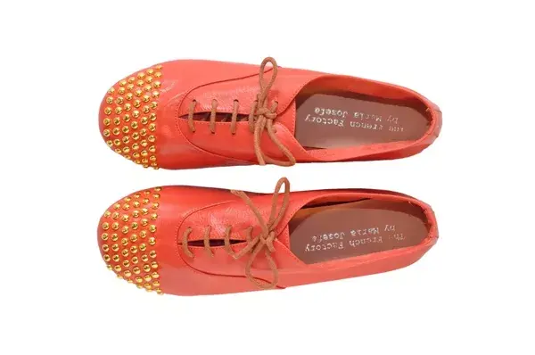 Estos zapatos abotinados con tachas en las puntas se venden desde $398 hasta $439 en María Josefa