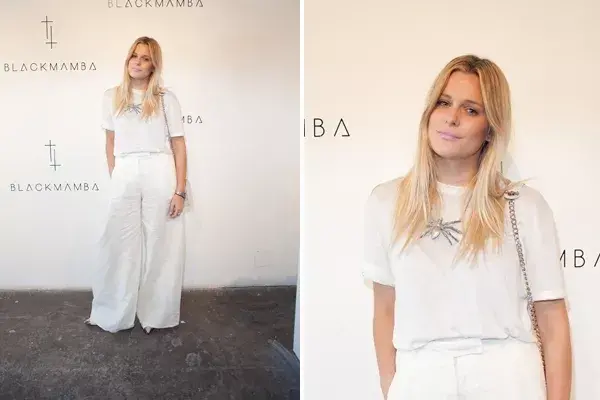 Jenny Williams, en cambio, con el color opuesto en el mismo evento: remera básica, palazzo blanco y stilettos con punta plateada