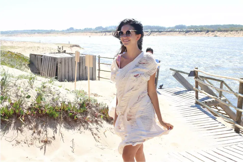 Zaira Nara, con un vestido playero desgarrado y las gafas que son furor este verano