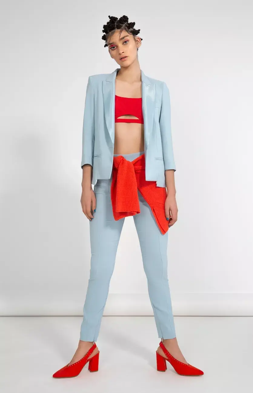 Traje de saco y pantalón (Clara Ibarguren, $3900 y $2800), suéter (Wanama, $3590), top (Uma, $2200), zapatos (A Pie, $2200).
