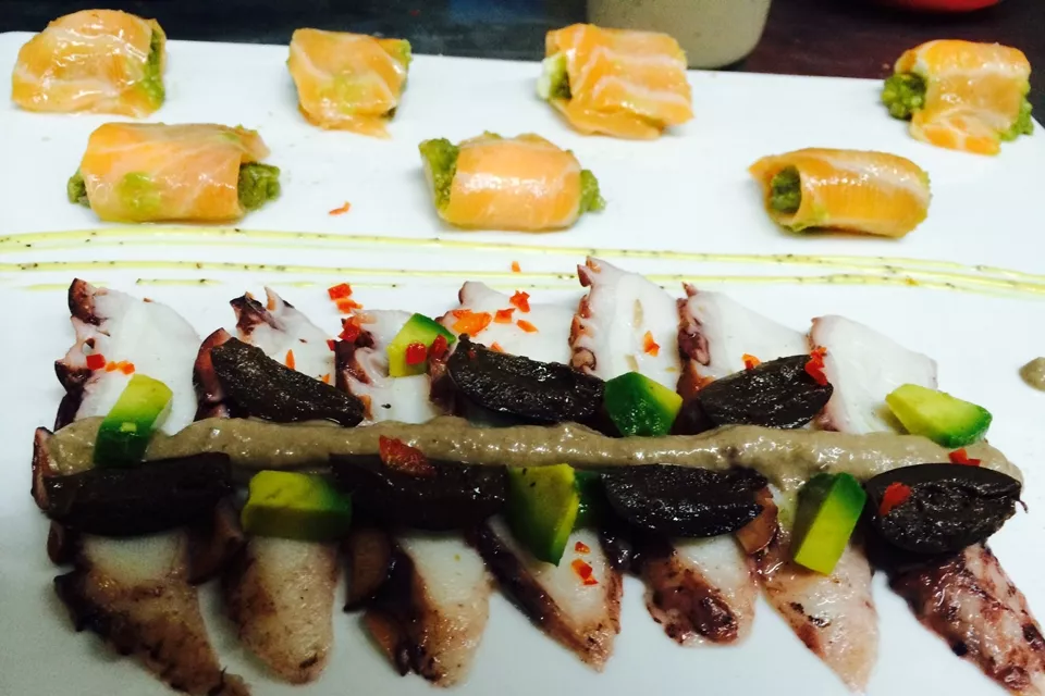 Además de sushi podés pedir platos de cocina japonesa peruana