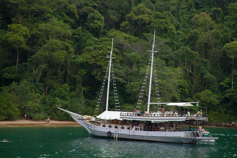 Las embarcaciones recorren la bahía de Paraty y se acercan a playas paradisíacas