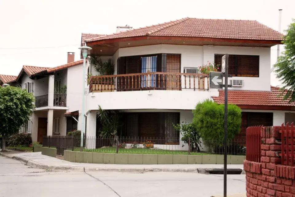 Antiguamente conocido como “Barrio Perón”,  El Barrio Parque Cornelio Saavedra está formado por un trazado de calles circulares concéntricas rodeadas de arboles y edificios de gran historia