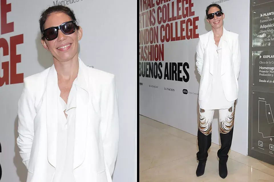 María Cher, de leggings estampadas, blazer blanco tipo esmoquin, bucaneras y maxi gafas en los cursos de Central Saint Martins College