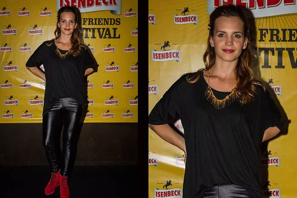 Sabrina Garciarena eligió una onda rocker para ir a la fiesta de Isenbeck: calzas con brillos, remerón y botinetas color rubí; además, collar súper trendy en dorado