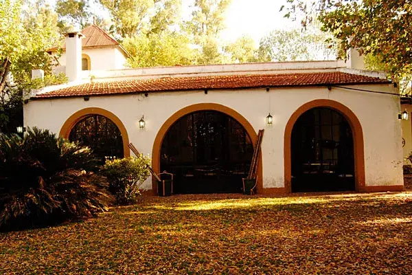 El caso de la estancia, rodeado de una frondosa arboleda