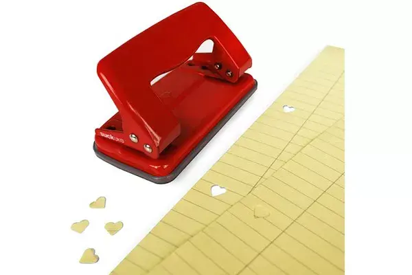 Ideal para románticos, una perforadora que realiza agujeros en forma de corazoncitos