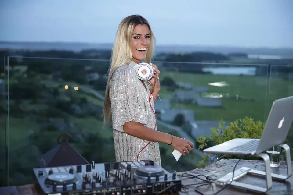 Sofi poniéndole onda a un evento