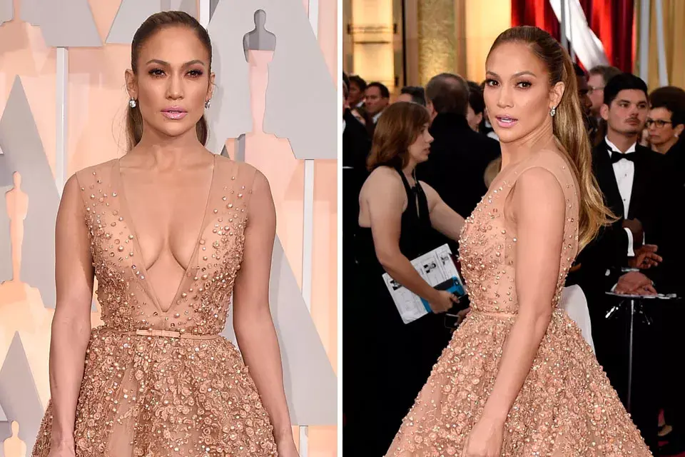 Jennifer Lopez con una maxi cola de caballo para acompañar su vestido de ensueño