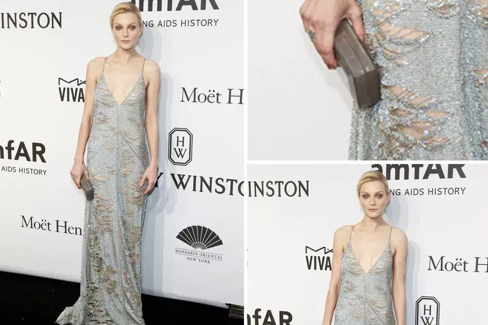 Jessica Stam y un apostó por un vestido de tirantes finos de con algunas transparencias estratégicas. Completó su look con un clutch rectangular