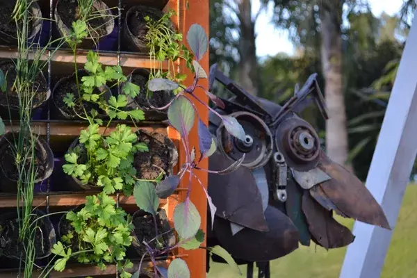Junto al jardín vertical del espacio de la Municipalidad de Pilar, una lechuza hecha por Juancho del Papa, en hierro y chatarra