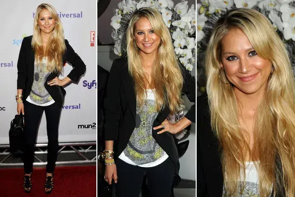 En una fiesta de NBC Universal, con pantalón negro, remera blanca con estampa (¡una carita feliz!) y blazer negro