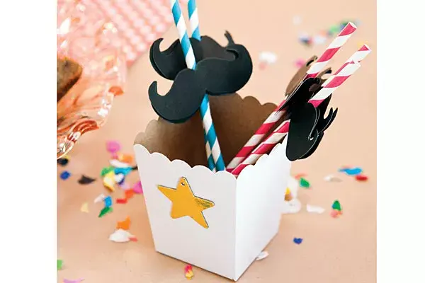 Las pajitas son de Stu y los bigotes de Fiesta Vintage