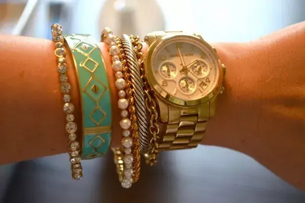 Juntá todas las pulseras que puedas: la tendencia es usarlas todas juntas