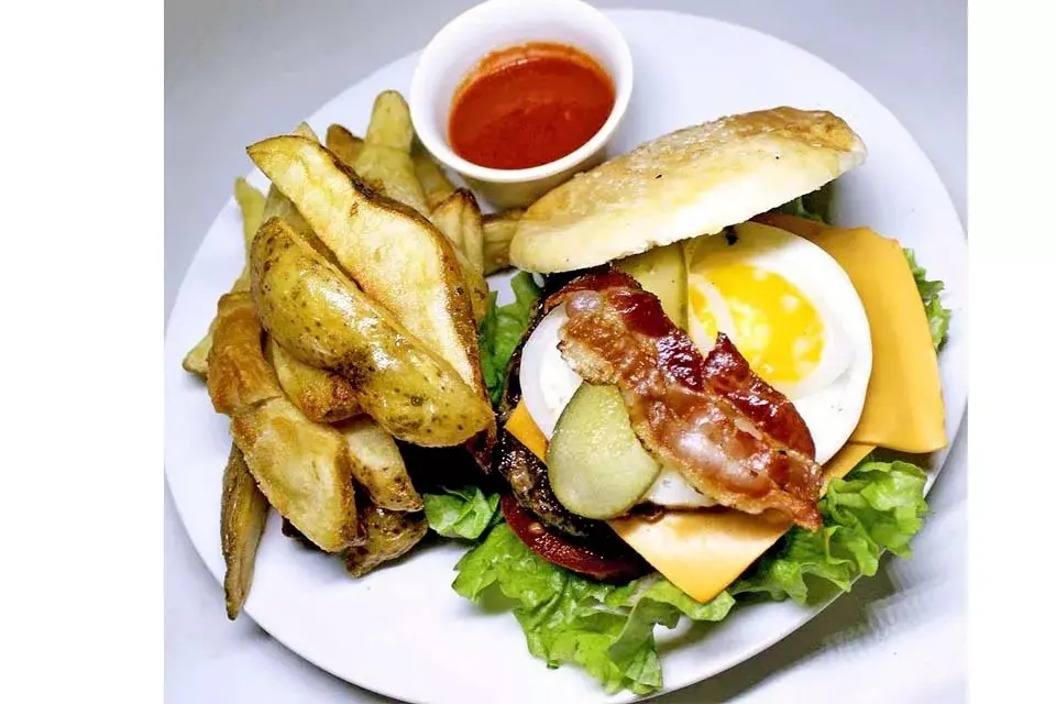 Un clásico: hamburguesa completa con papas rústicas