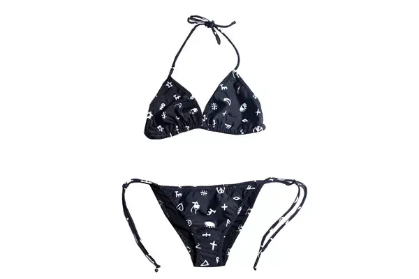 Bikini negra con estampa de cruces (Complot, $290)