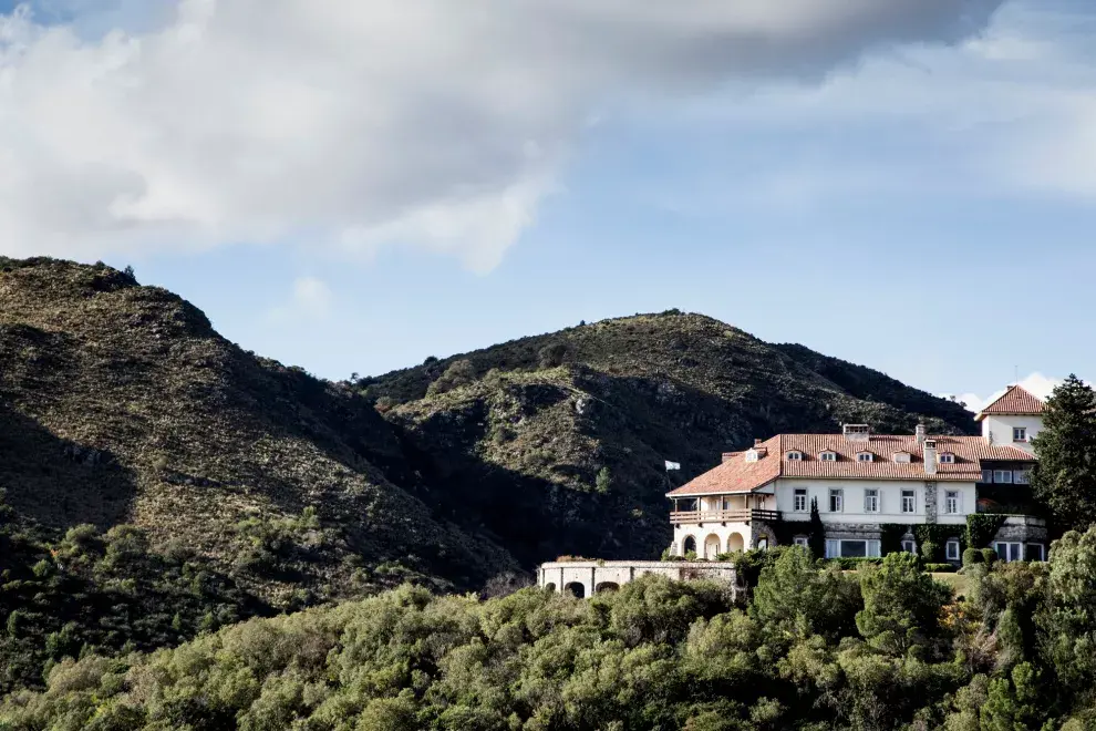 La Cumbre, tierra del escritor Manuel Mujica Lainez, adoptó ese nombre por ser el punto más alto del ramal de tren que la atravesaba: a 1141 metros sobre el nivel del mar