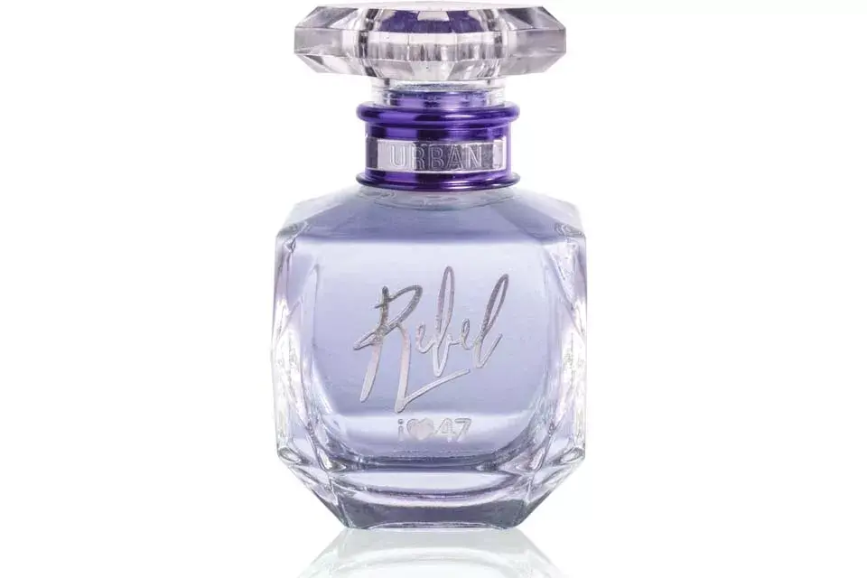 Rebel, eau de toilette. Fragancia con notas frutales de naranja y frambuesa más un fondo de jazmín y patchuli. $ 148 x 60 ml, 47 Street.