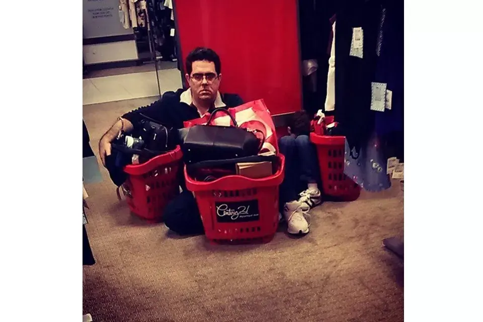 Impagable la cara de este pobre tipo acorralado entre las adquisiciones de su mujer