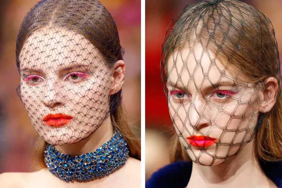 No es que la foto esté fuera de foco. El estilismo de red con efecto 3D fue el elegido por Giambattista Valli  para su desfile de Alta Costura en París