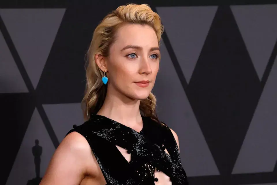 Saoirse Ronan, ondas al agua en un peinado despeinado