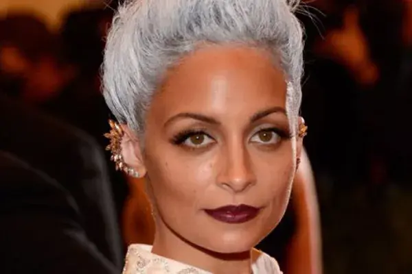 Nicole Richie, en la gala del MET este año, con canas intencionales