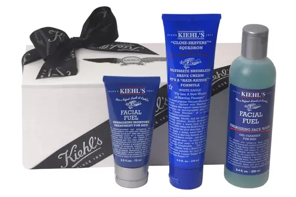 Kiehls ofrece armar distintos cofres con sus productos como este que trae un tratamiento hidratante, una crema de afeitar y un gel limpiador de rostro ($306)