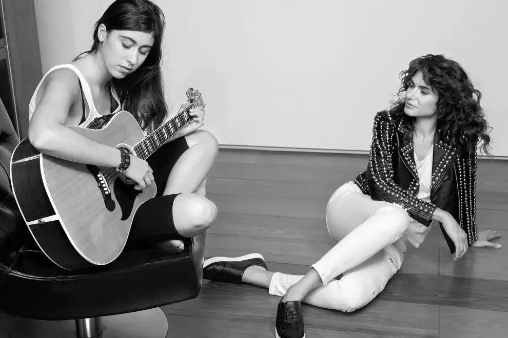 Renata: musculosa básica (Etiqueta Negra, $1580), pulsera de cuero (Paula Cahen D’Anvers, $1650), bermuda (Etiqueta Negra, $3600).