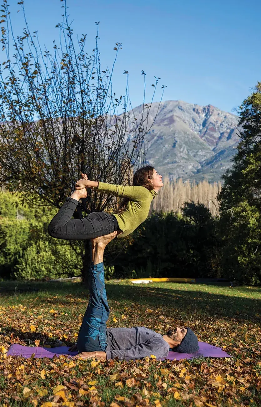 Otro ritual de la vida en pareja: las sesiones de yoga al aire libre de Jade y Juanpa.