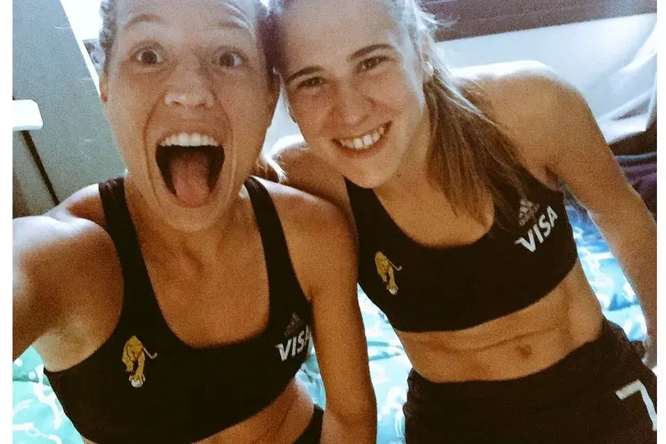 Delfina Merino junto a su compañera de equipo Martina Cavallero