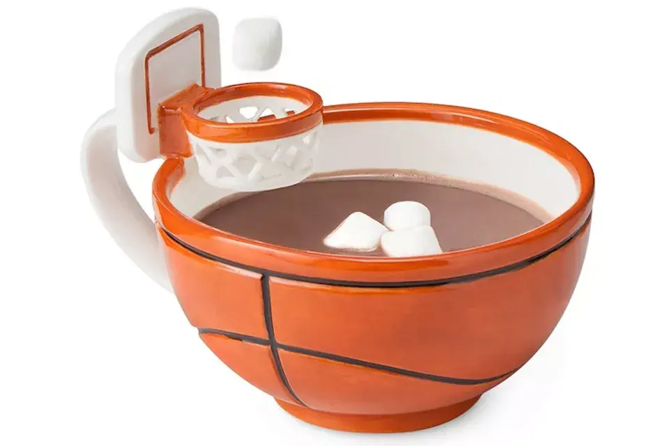 Una taza ideal para los fanáticos del basket ¡El arte de embocar los terrones de azúcar!