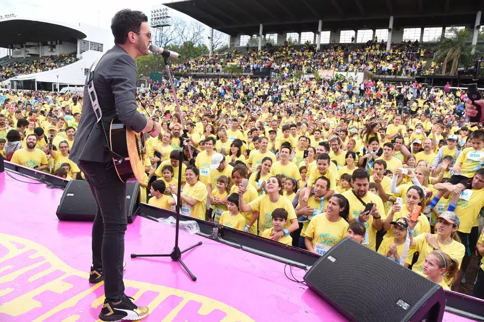 Axel cantó para las 25.000 personas que participaron de la carrera Cartoon Network; ¡Corrieron 5000 duplas de adultos y niños, fue una verdadera fiesta!