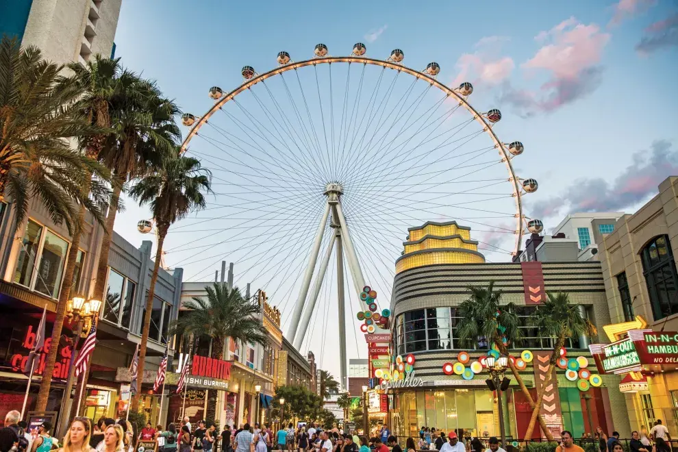 El High roller se encuentra al final de Linq Promenade, un paseo lleno de restós y tiendas con mucha onda.