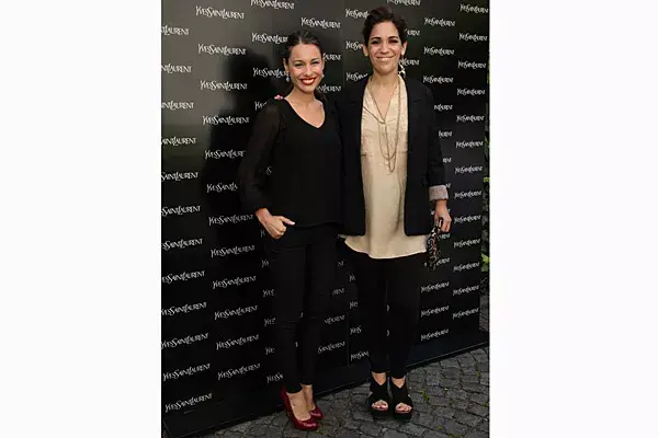 Pampita eligió un look muy despojado en el que prevalece el negro, con pumps color ciruela para el evento de Yves Saint Laurent Beauty y posó junto a Estefanía Novillo, makeup artist de la firma