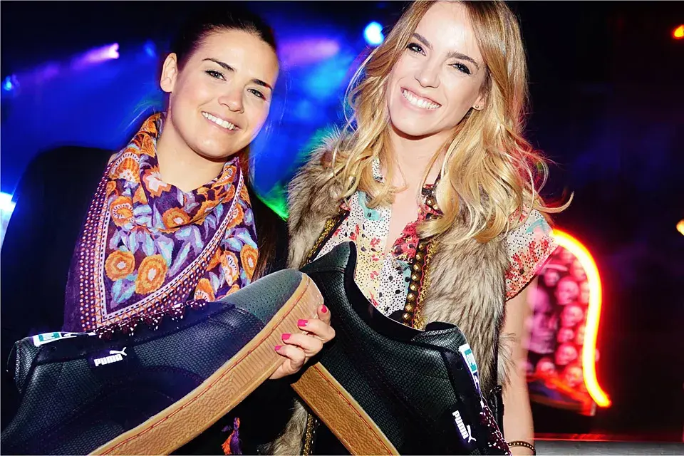 Micaela Vázquez y Emilia Claudeville eligieron la onda folk para la fiesta de Puma Suede y de paso, se estuvieron divirtiendo con las zapatillas gigantes