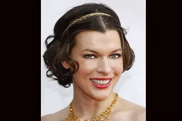 Con el pelo corto, Mila Jovovich opta por una vincha bien finita que levanta su look
