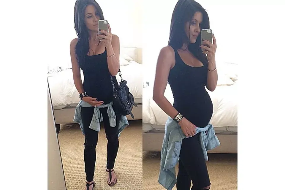 Una mamá muy sexy con ropa ajustada. ¡Perfecto el detalle de la camisa anudada a la cadera!