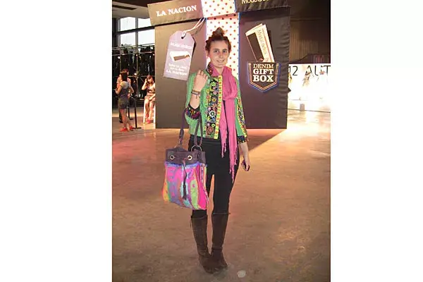 Súper original: nos enamoramos de la chaqueta y de esa cartera