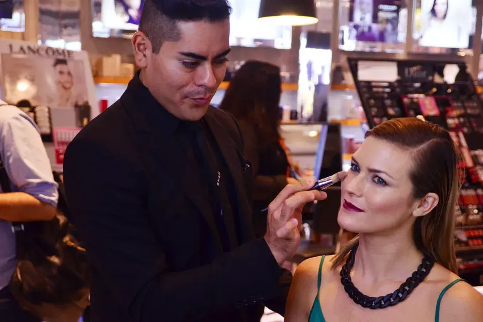 Pía Slapka pasó por el stand de Dior para maquillarse con todos los productos de esta nueva temporada