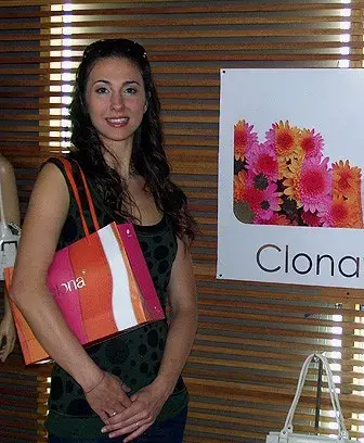 Nuestra bloggera, Julieta Pink, pasó por el local de Clona de Santa Fe y Coronel Díaz y se llevó un par de sandalias y una cartera.
