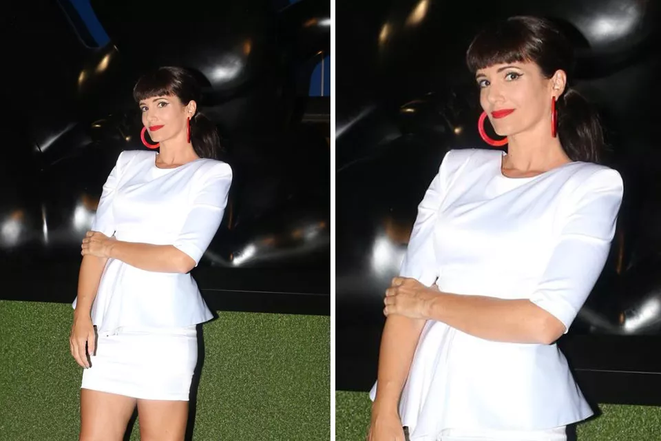 Griselda Siciliani apostó por un vestido total white con peplum y maxi aros colorados