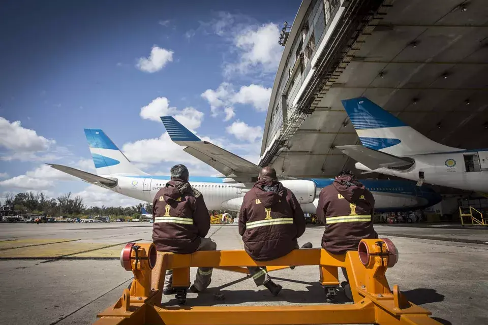 Todos los que trabajan en el área de mantenimiento de aviones tienen un nivel de especialización muy alto. Aerolíneas está calificada como una de las compañías más seguras del mundo