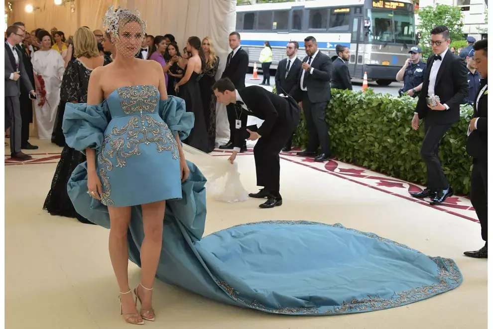 Diane Kruger con un tocado y un velo de red