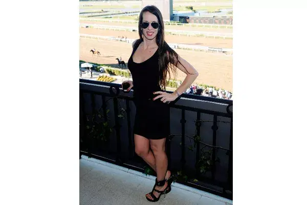 De negro, con anteojos aviador y stilettos, Victoria Onetto estuvo en el palco del Hipódromo para ver el Gran Premio Nacional