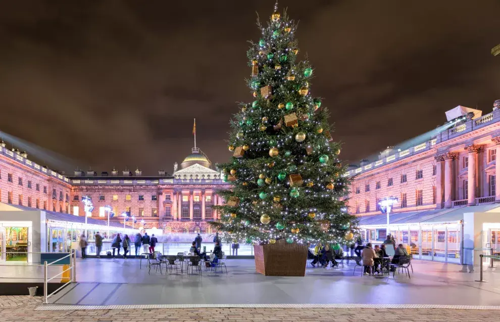 Dickens con su relato A Chrismas Carol (Un cuento de Navidad) evoca la idea de este festejo sólo cuando cae nieve