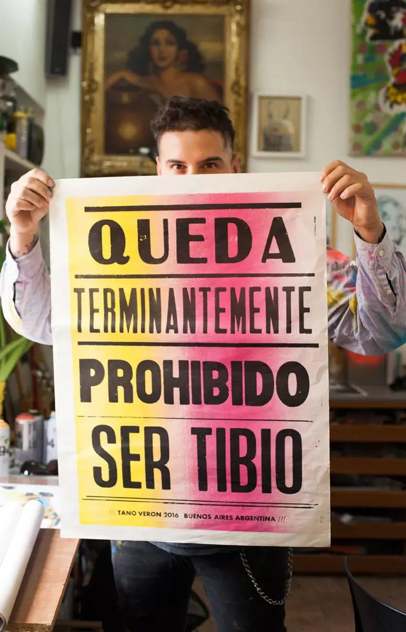 “Parte de mí, de cuando me preguntaba qué publicar o no publicar. Creo que el ‘no te metas’ es lo peor que hay. No decir es peor que jugártela por algo. Es una manera muy poco tibia de invitar a no ser tibio”.